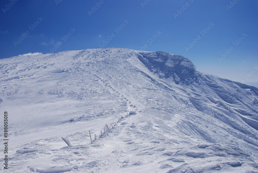 雪と氷に覆われた真冬の蔵王熊野岳
