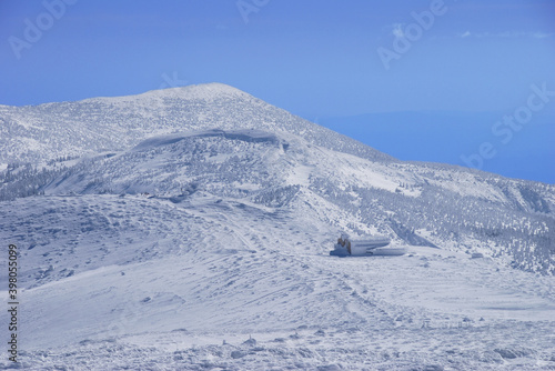雪と氷に覆われた真冬の蔵王刈田岳とレストハウス © palzafenon