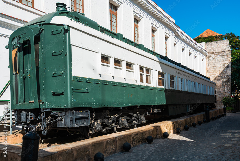 Historischer Bahnwaggon in der Altstadt von Havanna Historischer Bahnwaggon in der Altstadt von Havanna