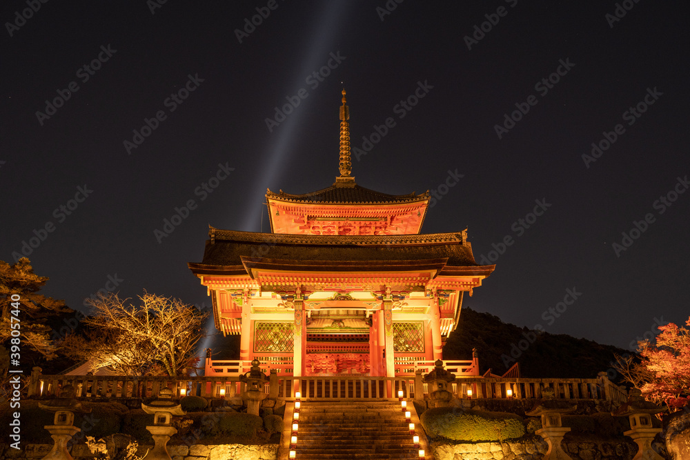 Obraz premium ライトアップされた清水寺、京都旅行のイメージ