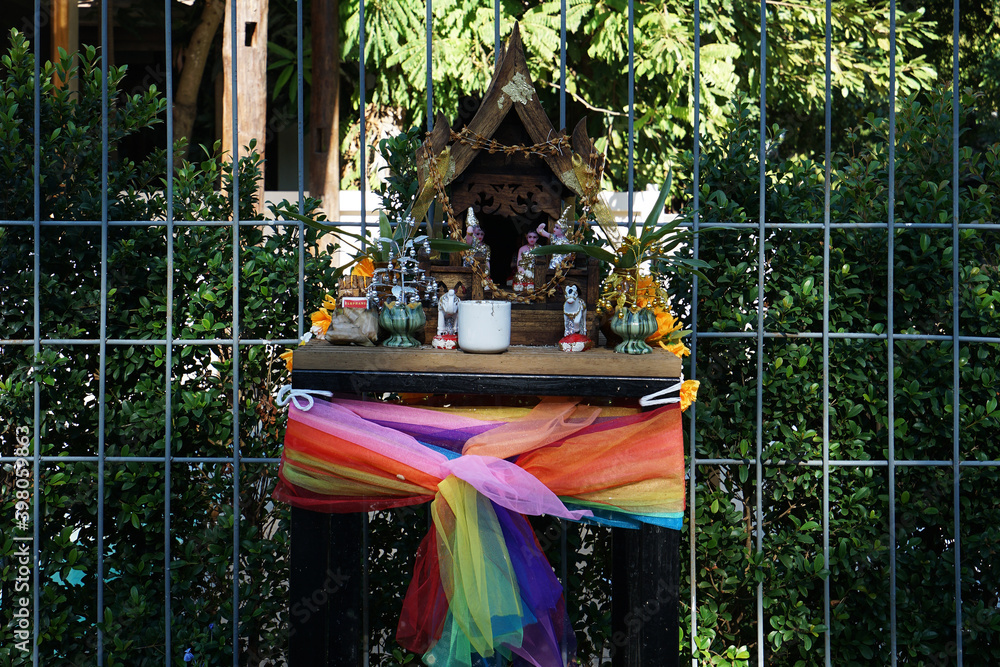 Φωτογραφία Wooden traditional spirit house at 'NANDAKWANG BOUTIQUE POOL VILLA' luxury hide