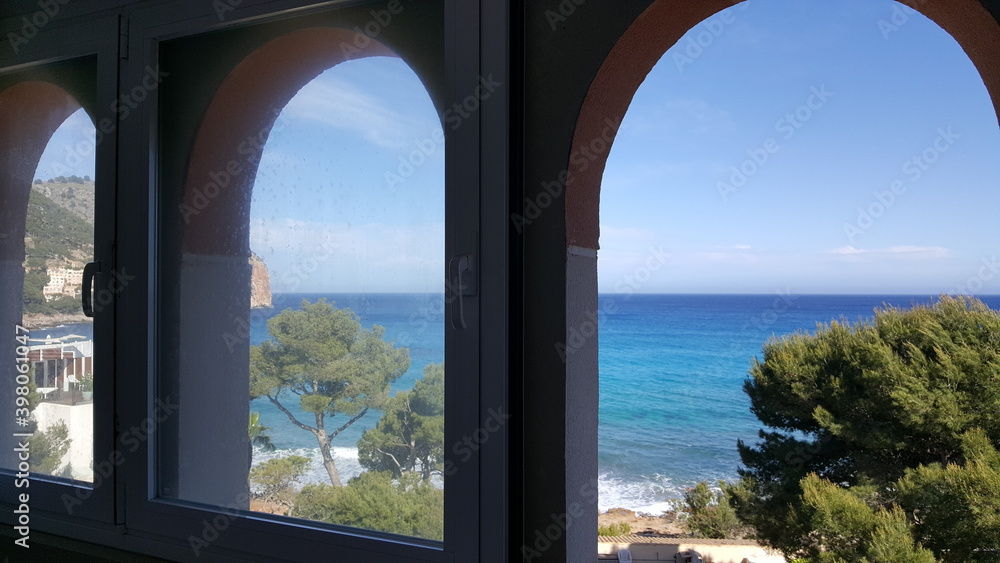 Blick durch Rundbogen auf Bucht von Canyamel, Mallorca