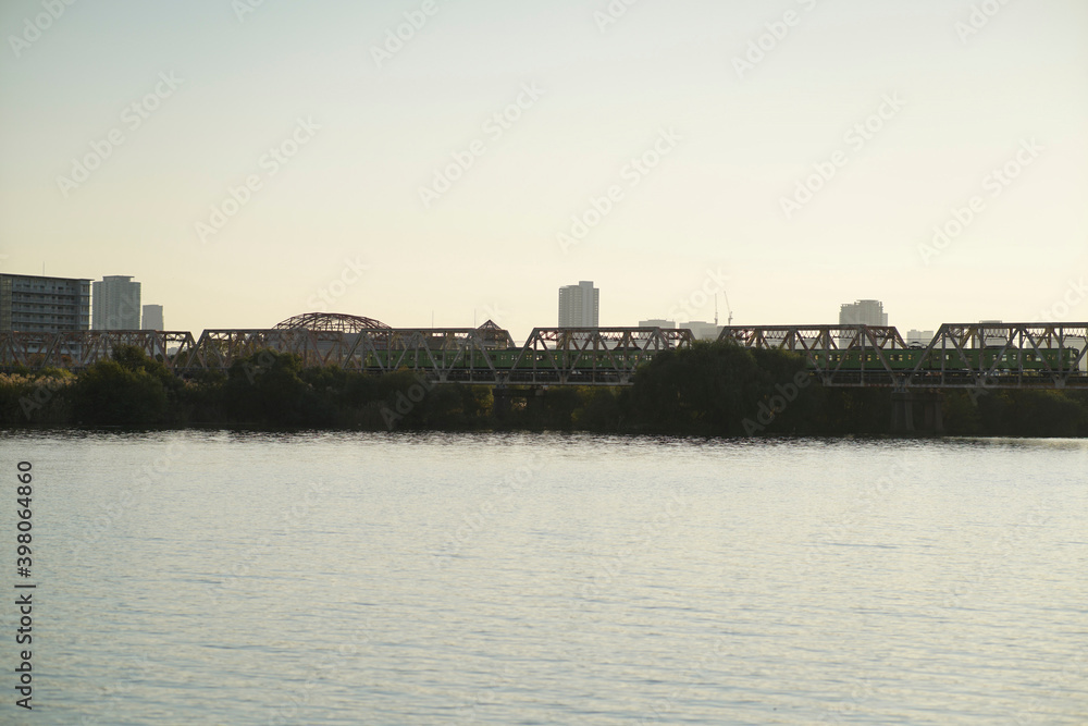 淀川に架かる赤川鉄橋を渡る機動列車