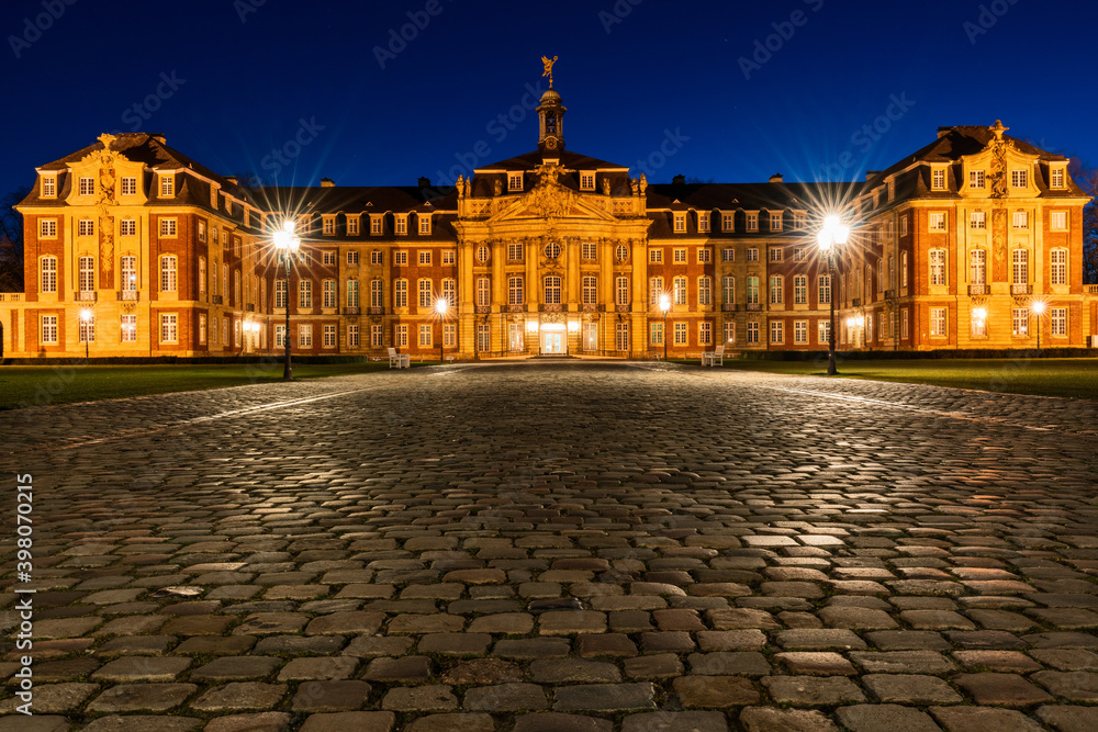 Schlossplatz in Münster zur blauen Stunde