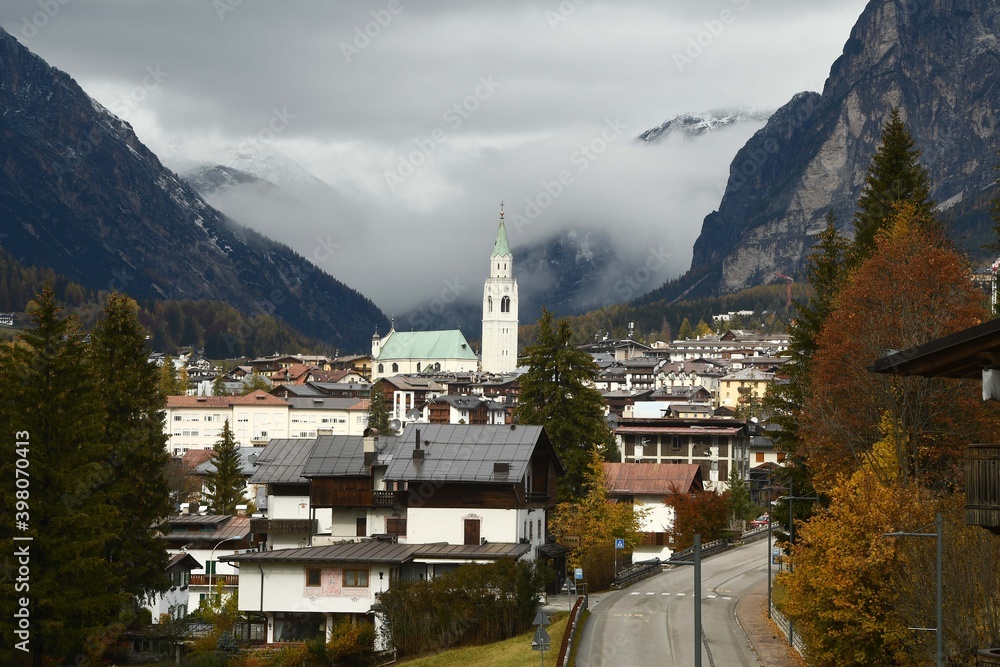 Fototapeta premium CORTINA D'AMPEZZO DOLOMITI ITALIA IL CAMPANILE