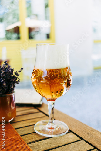 Obraz na plátně Verre de bière blonde artisanale mousseuse - Apéritif au restaurant