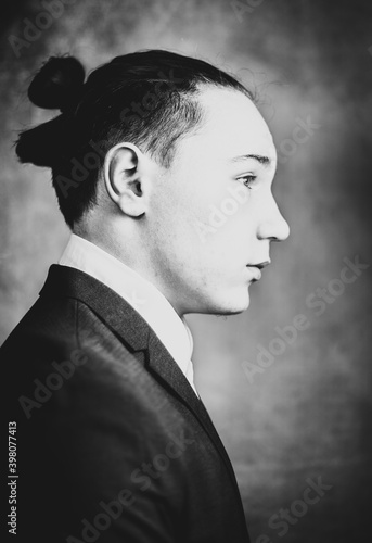 Männerportrait im Anzug Schwarz Weiß