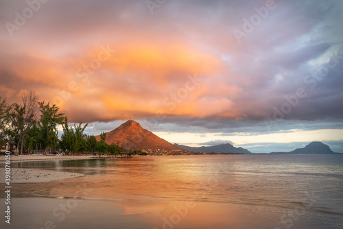 Fotografia Flic en Flac beach with luxury hotels and palm trees at sunset, behind the mount