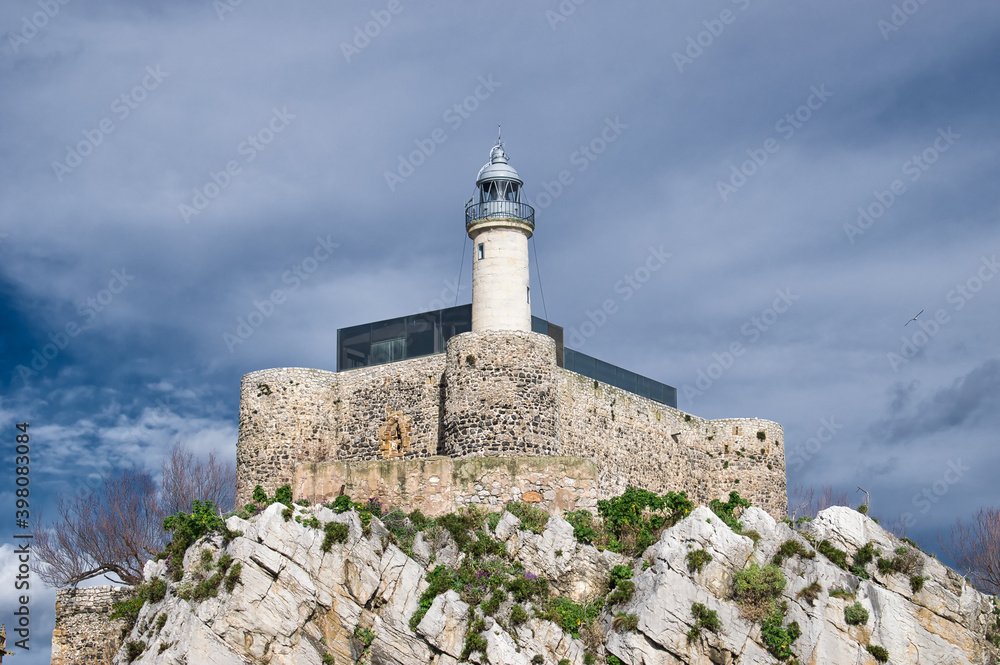 Faro fortaleza de Castro Urdiales en el mar Cantábrico
