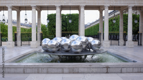 Fotografie The Fontaines are officially known as Sphérades and Louis Victor's Colonnade