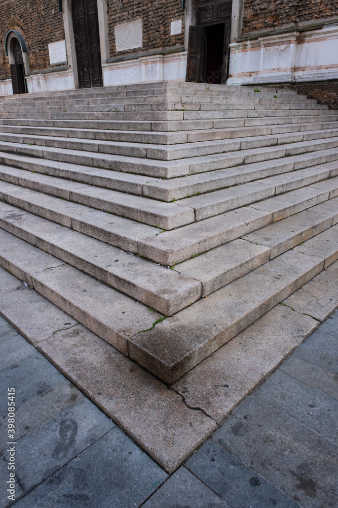 Scalinata davanti al duomo di Faenza