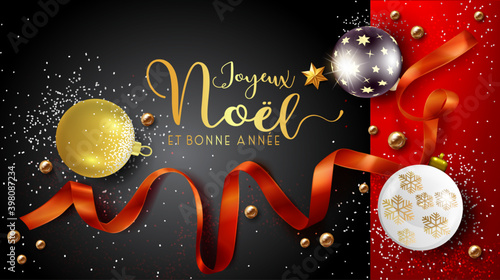 carte ou bandeau sur joyeux Noël et Bonne Année en or sur une fond gris et rouge avec  des boules de Noël un ruban rouge  et des paillettes argentées et or
