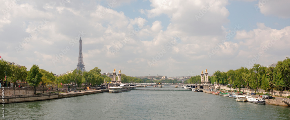Obraz premium View of the Alexander lll Bridge . By the embankments are moving cars and pedestrians