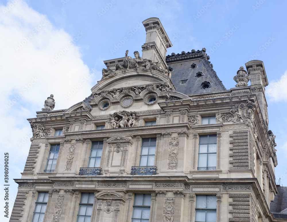  The Louvre.The facade of the Flora Pavilion is decorated with high reliefs of the Triumph of Flora.The author of them -the French sculptor Jean-Baptiste Carp.