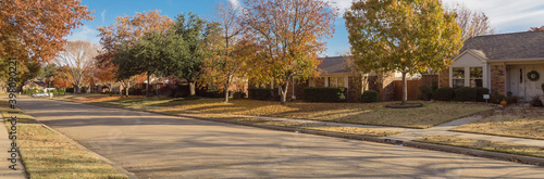 Принти на полотні Panoramic empty sidewalk and quite neighborhood street with row of suburban hous
