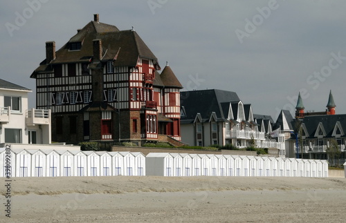 Le Crotoy, belles demeures de bord de mer, cabanes de plage blanche en premier plan ,ville du département de la Somme, France