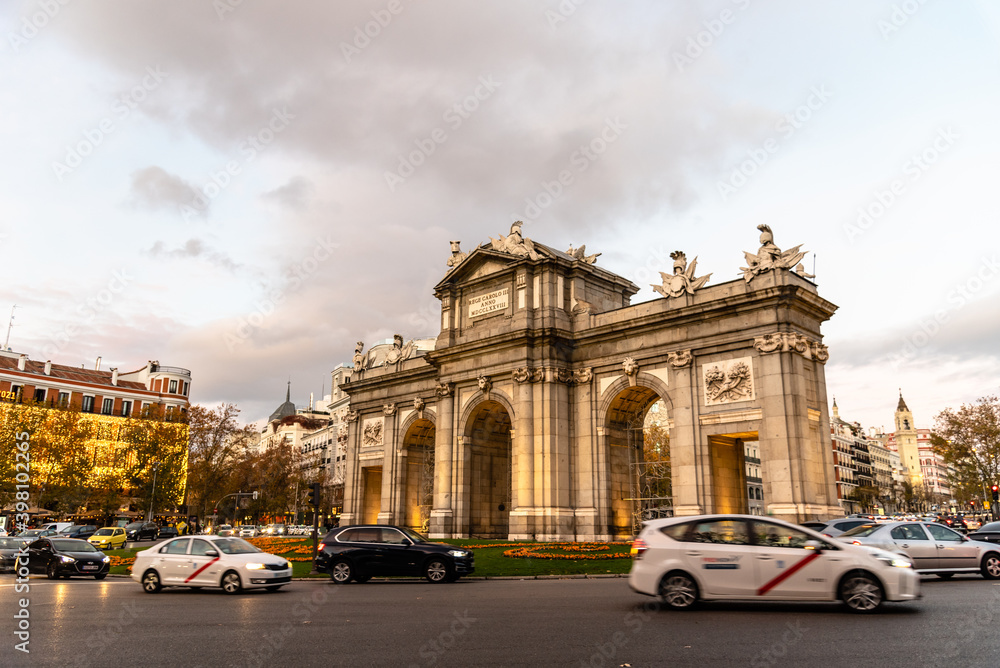 Obraz premium Puerta de Alcala in Madrid at sunset during Christmas