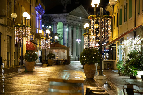 Billede på lærred San Dona di Piave christmas illumination  in the evening with Duomo church cathe