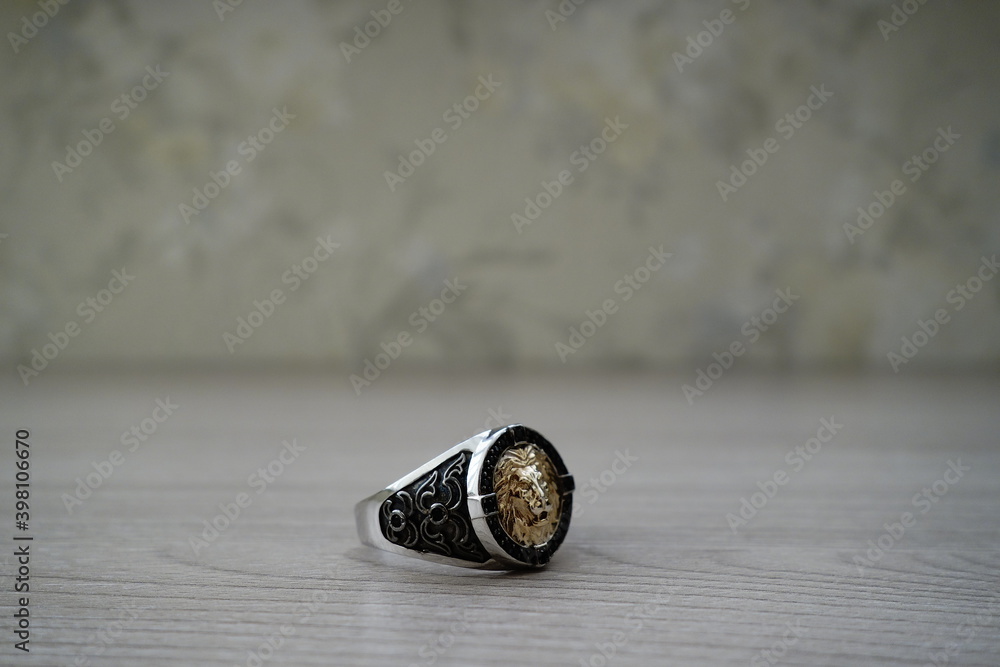 Lion face ring in silver and gold Lion face ring in silver and gold