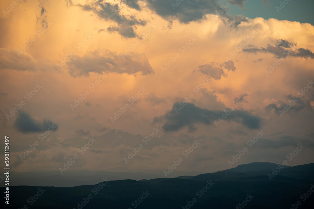 Mountain sunrise sea of ​​clouds