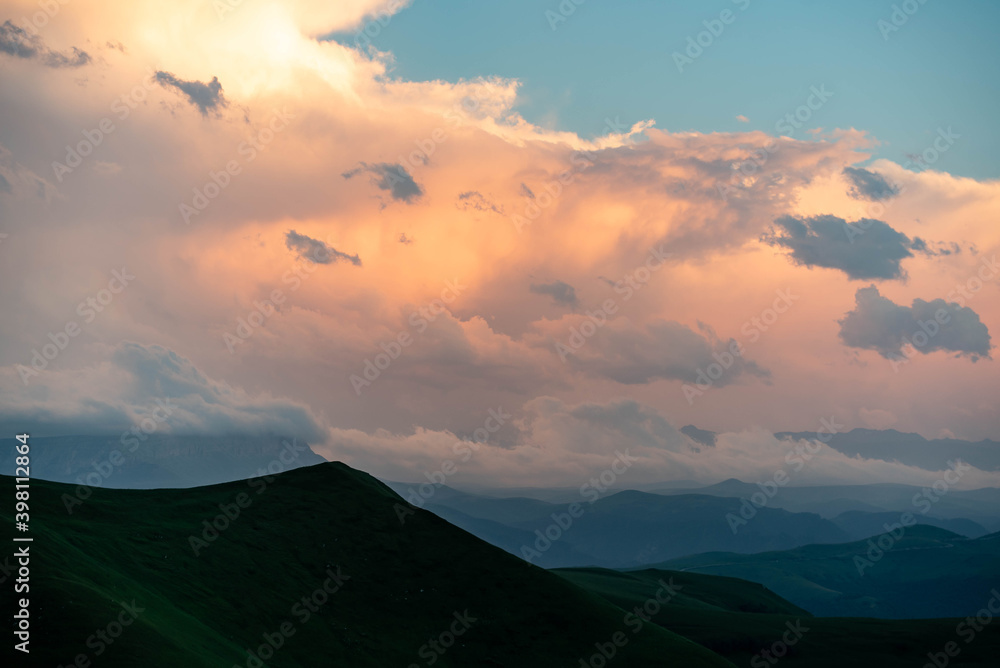 Naklejka premium Clouds at dawn sun rays