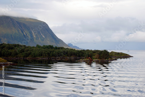 Onde sul fiordo in Norvegia photo