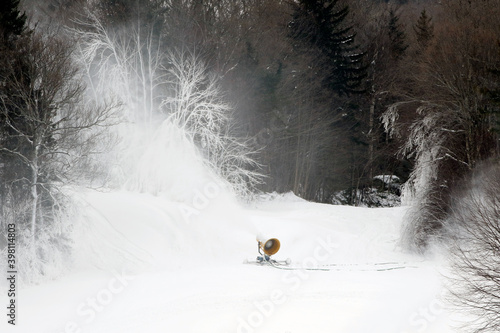 un canon à neige dans une station de ski photo