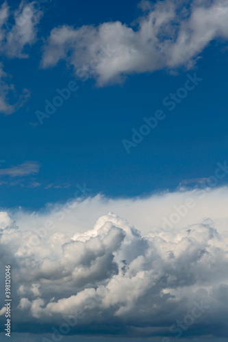Fototapeta Naklejka Na Ścianę i Meble -  Beautiful blue sky with white cumulus clouds as a natural background