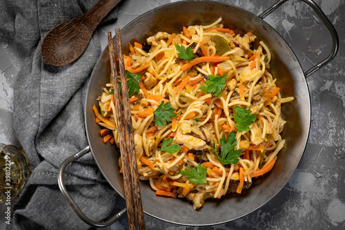 Fried noodles with chicken and vegetables.