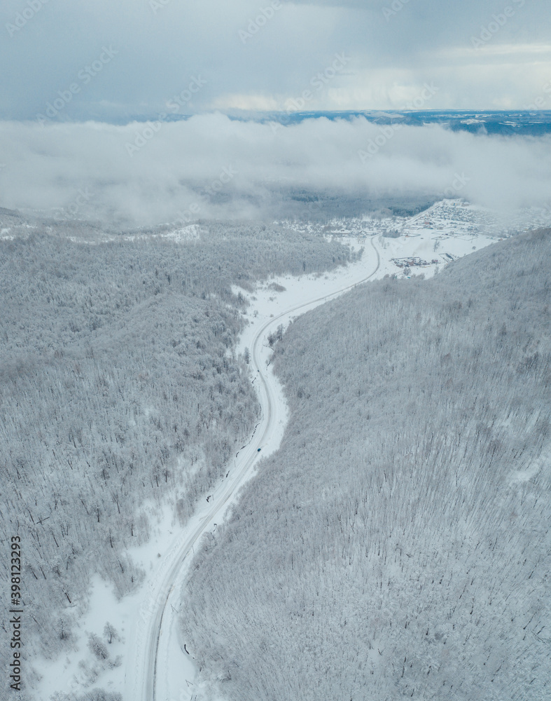 Obraz premium Road winter mountain