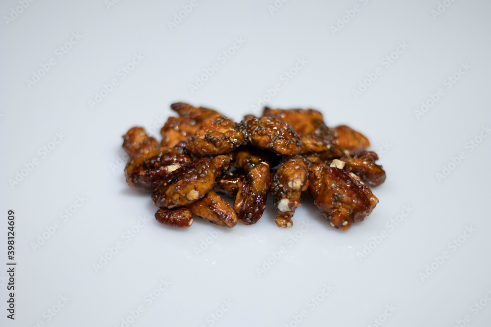Nuez caramelizada en fondo blanco Nuez caramelizada en fondo blanco