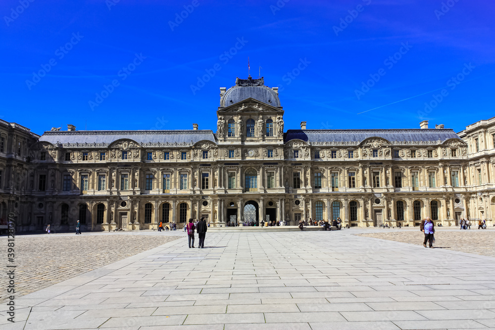 Aspect of a grand baroque building in Paris