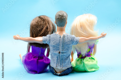 Foto man hugs two toy women. Love triangle