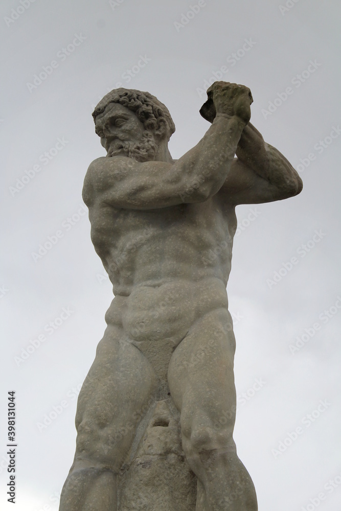 Statua di umano in marmo bianco