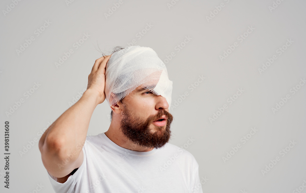 Obraz premium man with bandaged head health problems emergency room