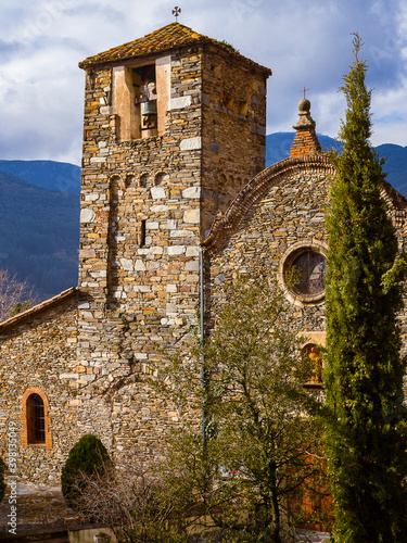 Paisaje de la ermita de Sant Julià del Montseny con las montañas al fondo  en Catalunya, invierno de 2018