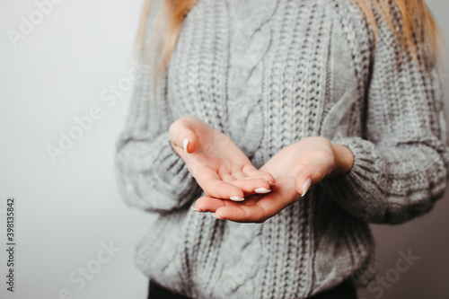 Foto Cupped hands of young woman, close up
