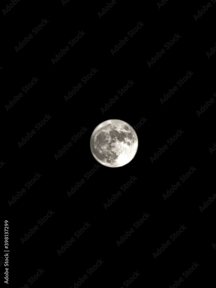 Obraz premium full moon over black