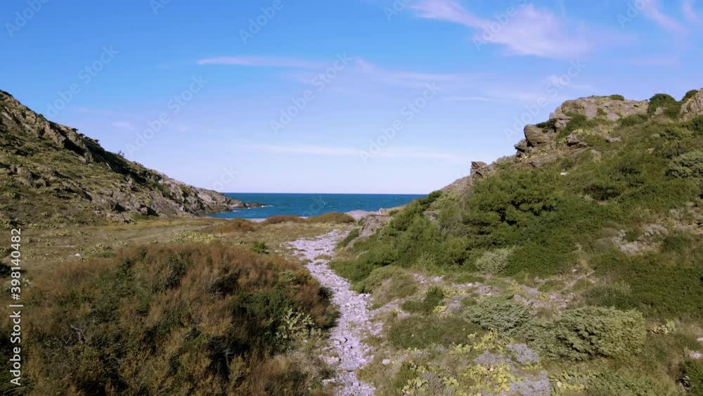Sendero hacia una cala desierta en el mediterraneo Sendero hacia una cala desierta en el mediterraneo