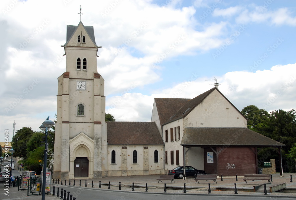 Pontault-Combault, église Saint-Denis du XIIIe siècle, son clocher, son horloge, département de Seine-et-Marne, France