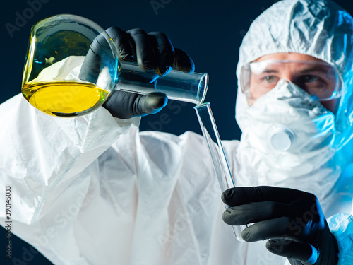 Epidemiologist examines vir...