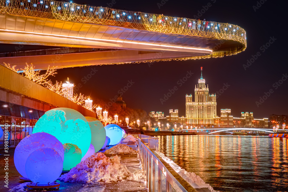 Obraz premium Soaring bridge in Moscow. Winter in the capital of Russia. Panorama of Moscow on Christmas night. Moskva river embankment with Christmas decorations.