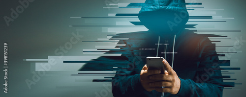 Fotografie the hacker holding smart phone