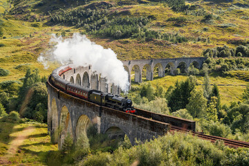 Keuken achterwand Glenfinnanviaduct Stoomtrein op Glenfinnan viaduct in zomer  © Lukas