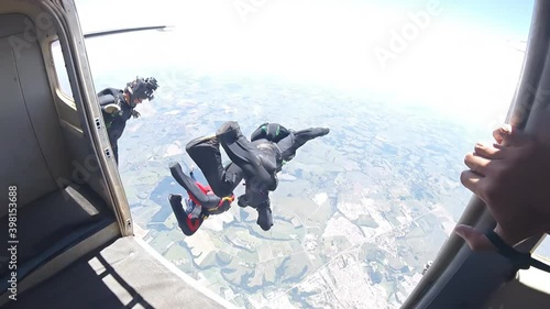 A parachutist team jumps out of the plane. Focus, cadence and sync.