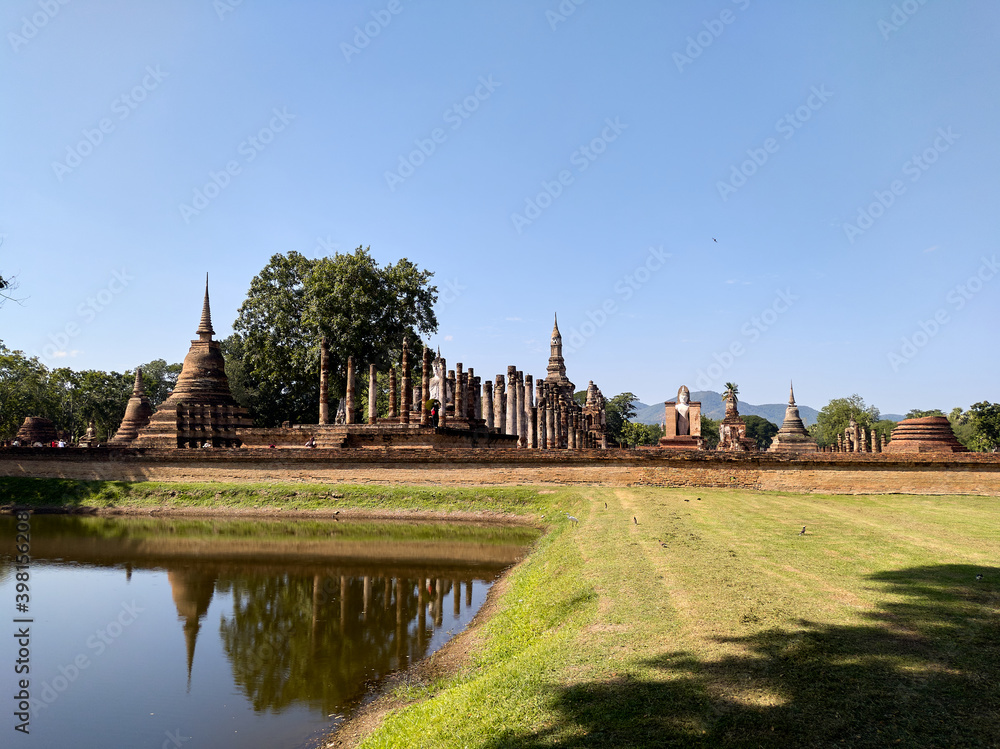 Obraz premium Wat Mahathat Temple, Sukhothai Province Is a temple in the area of Sukhothai since ancient times Wat Mahathat is located in the Sukhothai Historical Park.