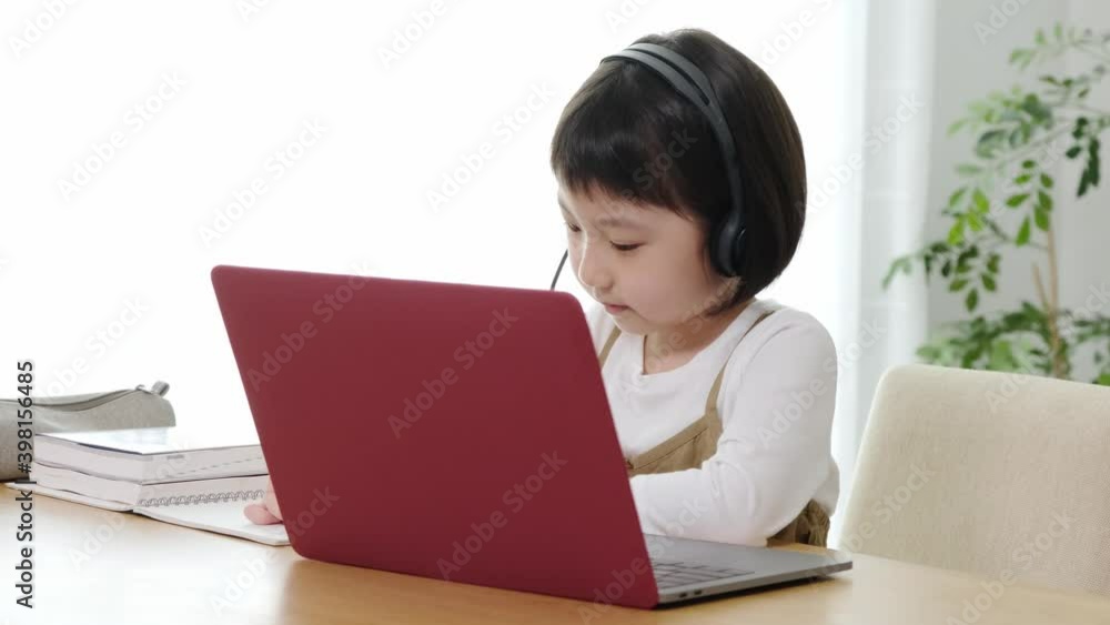 オンラインで授業を受ける女の子 オンラインで授業を受ける女の子