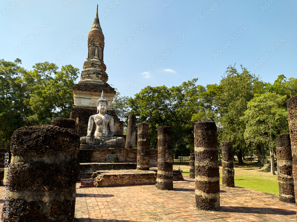 Naklejka premium Sukhothai Historical Park, World Heritage Site. Ancient ruins in this area are scattered throughout the area.