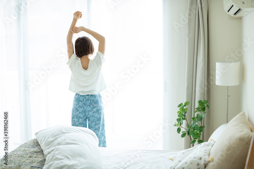 若い女性　起床 photo