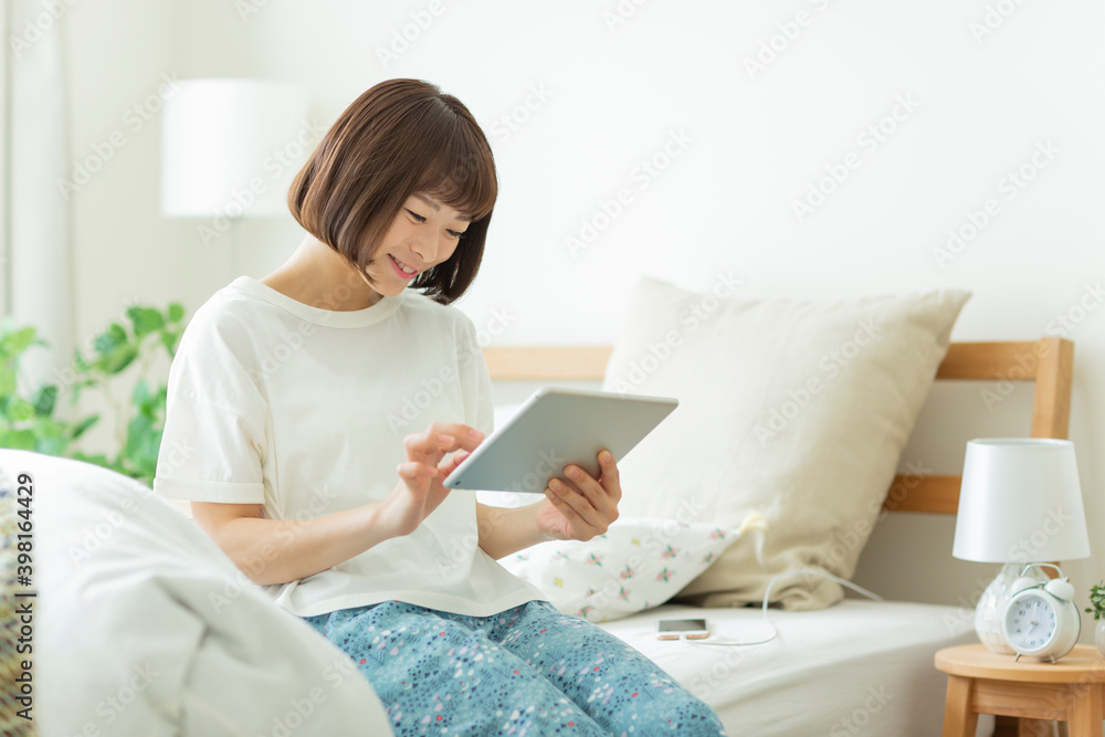 若い女性 タブレットPC 若い女性 タブレットPC